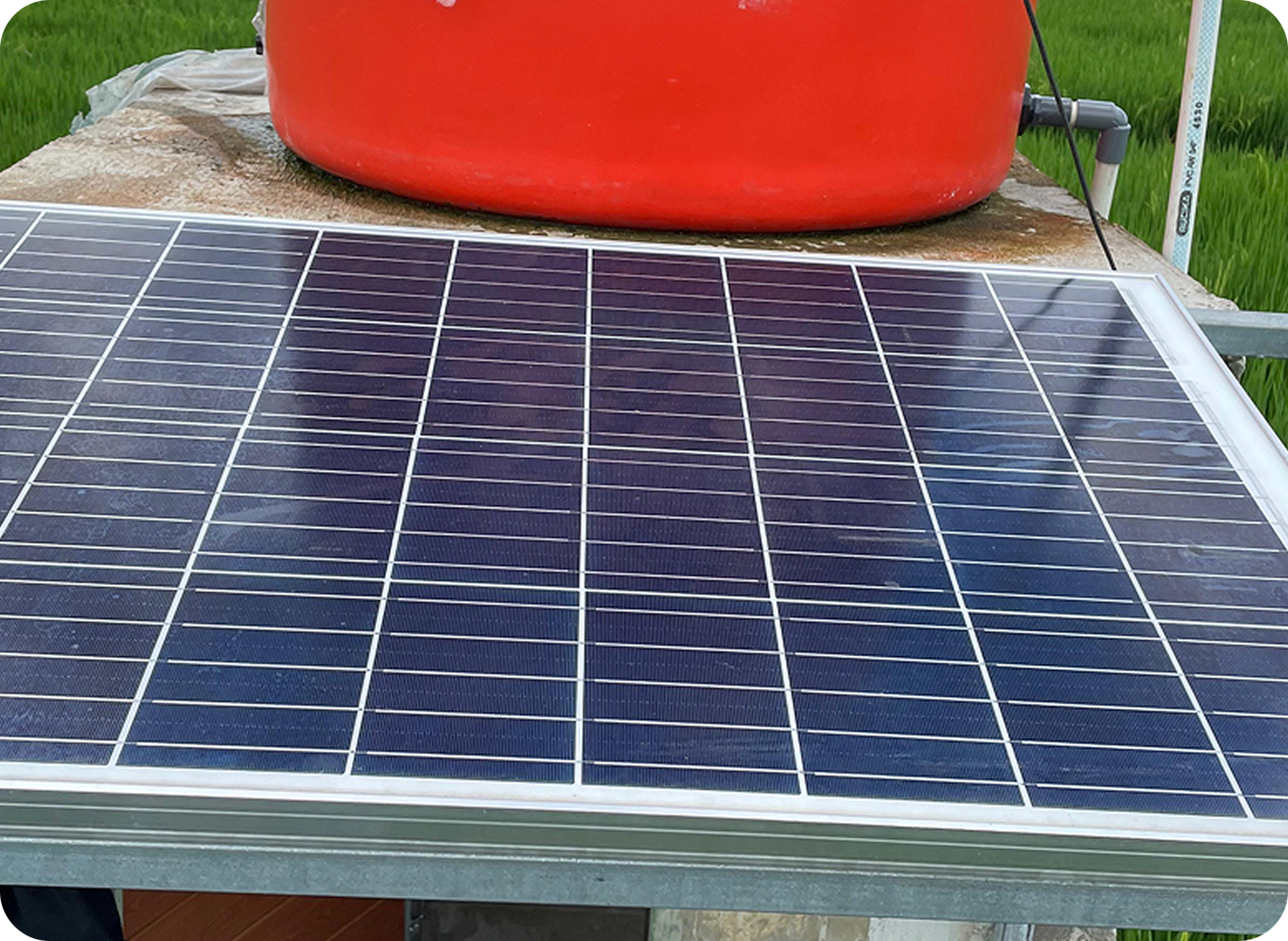 Panel surya sebagai sumber energi sistem irigasi pintar ADOSISTERING